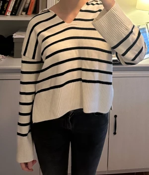 Randig hösttröja - Säljer denna supersöta tröjan som är perfekt för hösten!! Den har aldrig använts och är i storlek s 