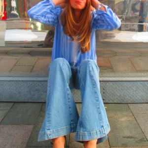 Blå blus! - Blårandig blus med broderier! Passar till S-M! Mycket bra skick!🧵