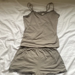 Pyjamas set🩶 - Grått pyjamas set, andvänt men i fint skick😊 Orginalpris ca 200kr. Kan diskutera pris💕
