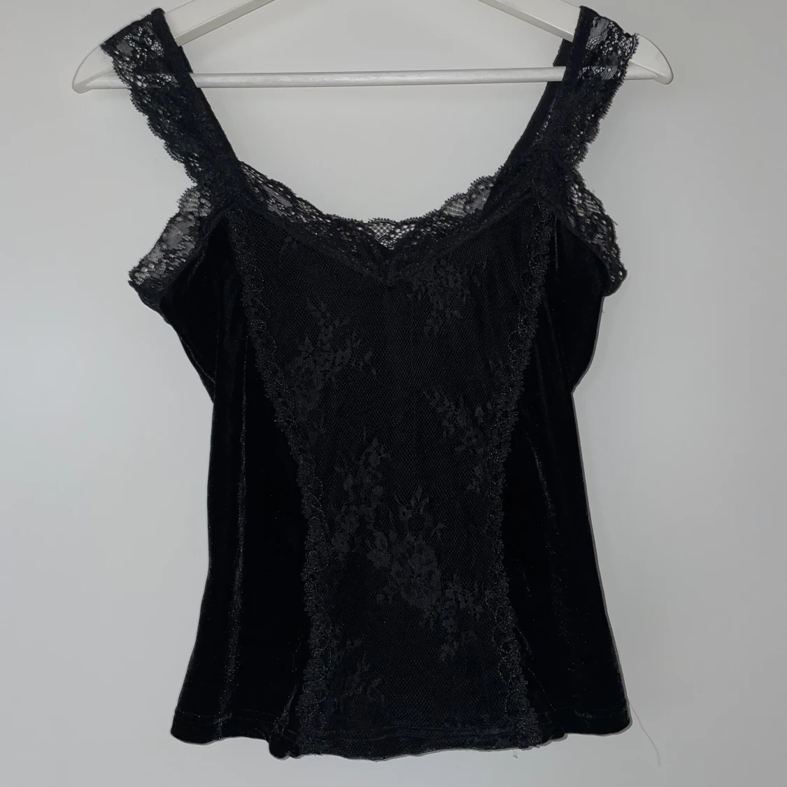 Sammetslinne i spets från Killstar