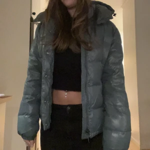 Mörkgrön vinterjacka  - Jättesnygg grön vinterjacka helt utan några defekter✨Skriv för fler bilder, köparen står för frakten men kan även mötas upp. Pris kan diskuteras😊