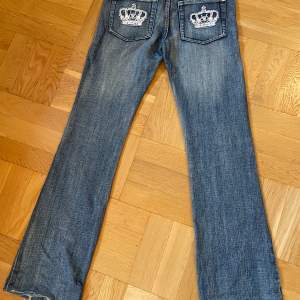 Jättesnygga Victoria Beckham-jeans low cut. Storlek 29. Använda, men i fint skick.