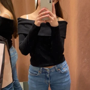 Off shoulder tröja - Storlek-xs  Fin svart offshoulder tröja från ginatricot💕 Använd fåtal gånger men inga skador på tröjan. Om du har några frågor är jag här för att hjälpa till. Skriv bara vad du undrar om! 😊