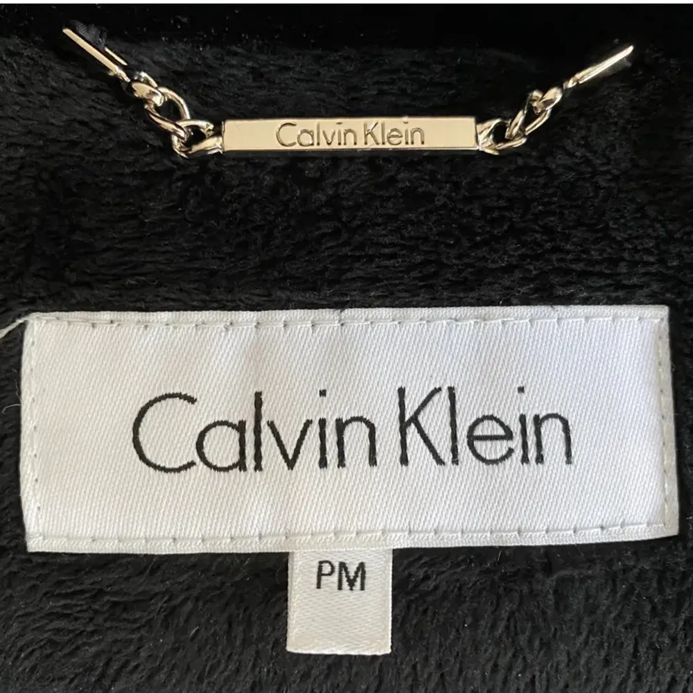 En väldigt fin jacka från Calvin Klein som är i nyskick då den knappt kommit till användning. Jackan är fodrad och har en stor och mysig luva i fuskpäls. Jackan är i storleken petit M och passar S/M. Skriv gärna för fler bilder! <3. Jackor.