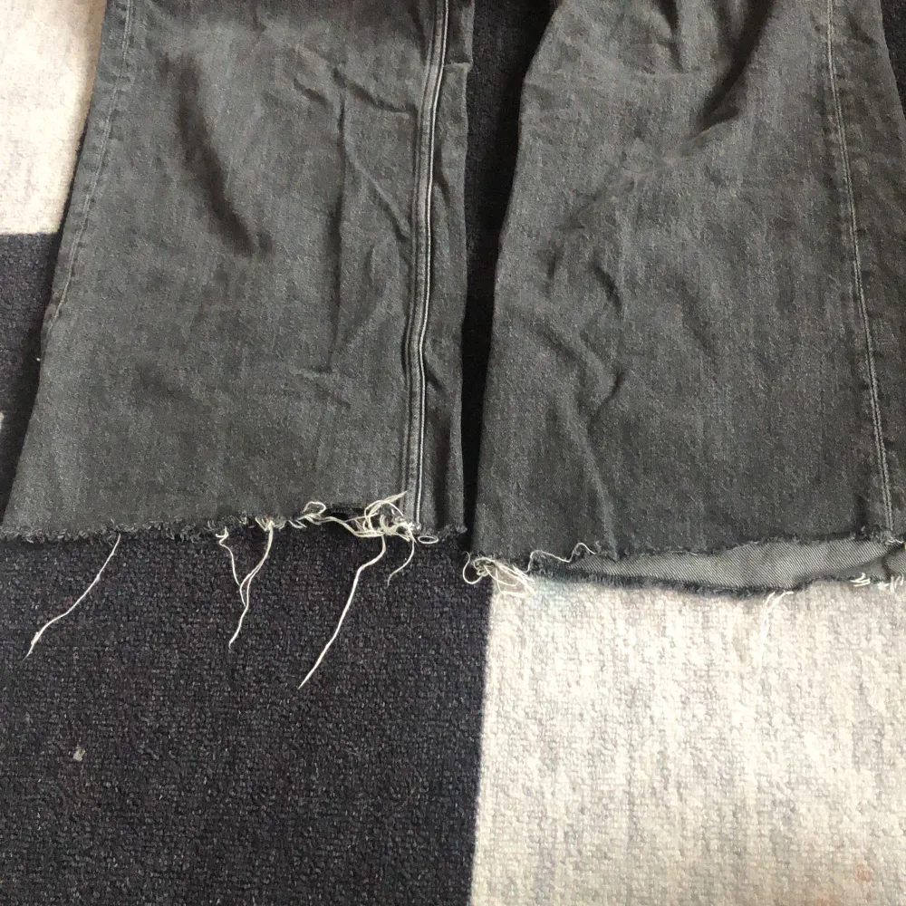 Gråa baggy y2k jeans från weekday. Storlek S/M . Jeans & Byxor.
