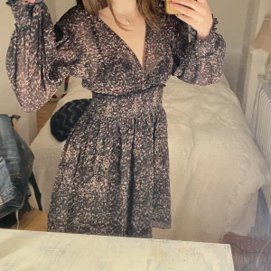 söt klänning - så fin men kommer aldrig till användning💘