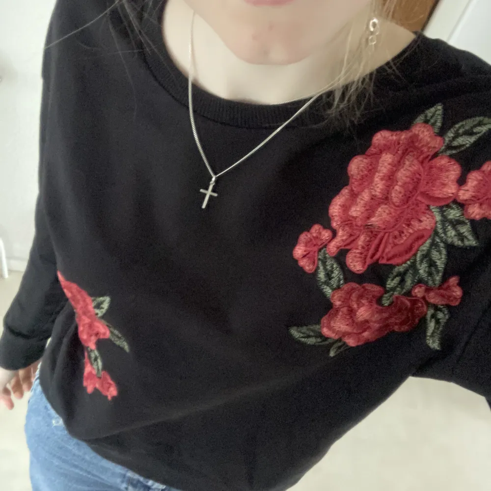 Cool svart tröja med broderade rosor på i strl s! 🌹Fint skick! 50kr+frakt! . Tröjor & Koftor.