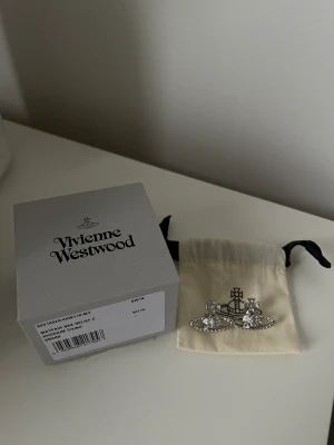 Helt nya örhängen från VIVIENNE WESTWOOD. - Helt nya, oanvända örhängen från VIVIENNE WESTWOOD. Köpta från Zalando.  Något billigare vid snabb och smidig affär. Kan mötas i Stockholm/posta. Nypris 1035kr. 