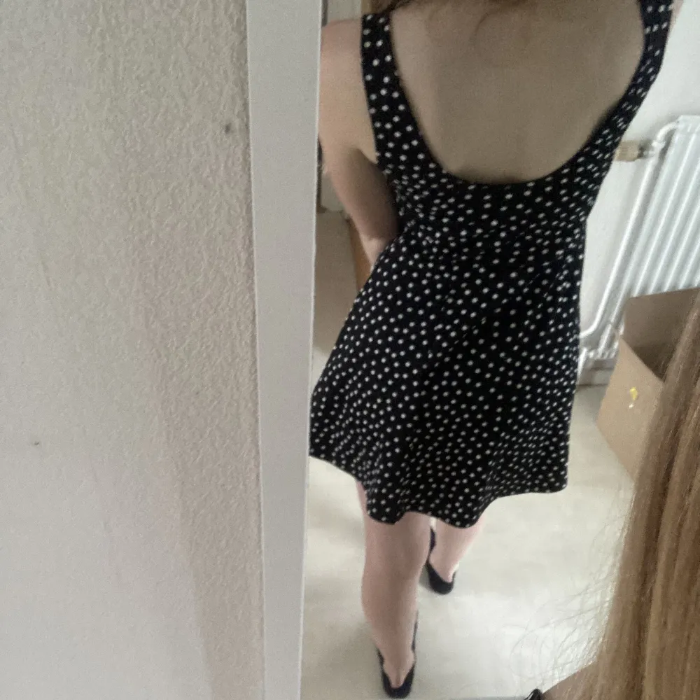 Söt svart vitprickig klänning från hm i strl 38, men passar även 36!🖤🤍Har en urringad rygg. I fint skick, 50 kr+frakt! . Klänningar.