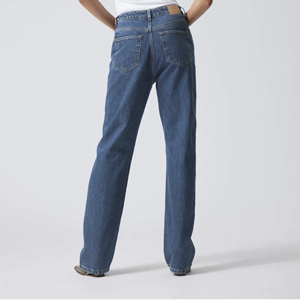 ROWE extra high waist straight jeans från weekday, se färg på sista bilden, knappt använda, nypris 500kr.. Jeans & Byxor.