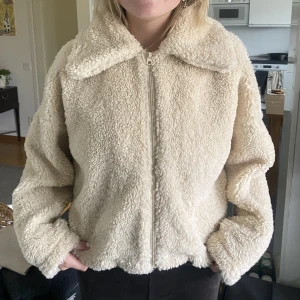 Teddy jacka - Supersnygg Teddy jacka! Passar till allt o varm🪩 säljer för att jag inte använder den