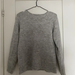 fin grå stickad  - Väldigt fin grå stickad tröja, den har använts mycket men varsamt och är fortfarande i fint skick🤍Storleken är 150 men passar Xs/S/M. Säljer då jag äger flera liknande. Pris kan diskuteras.