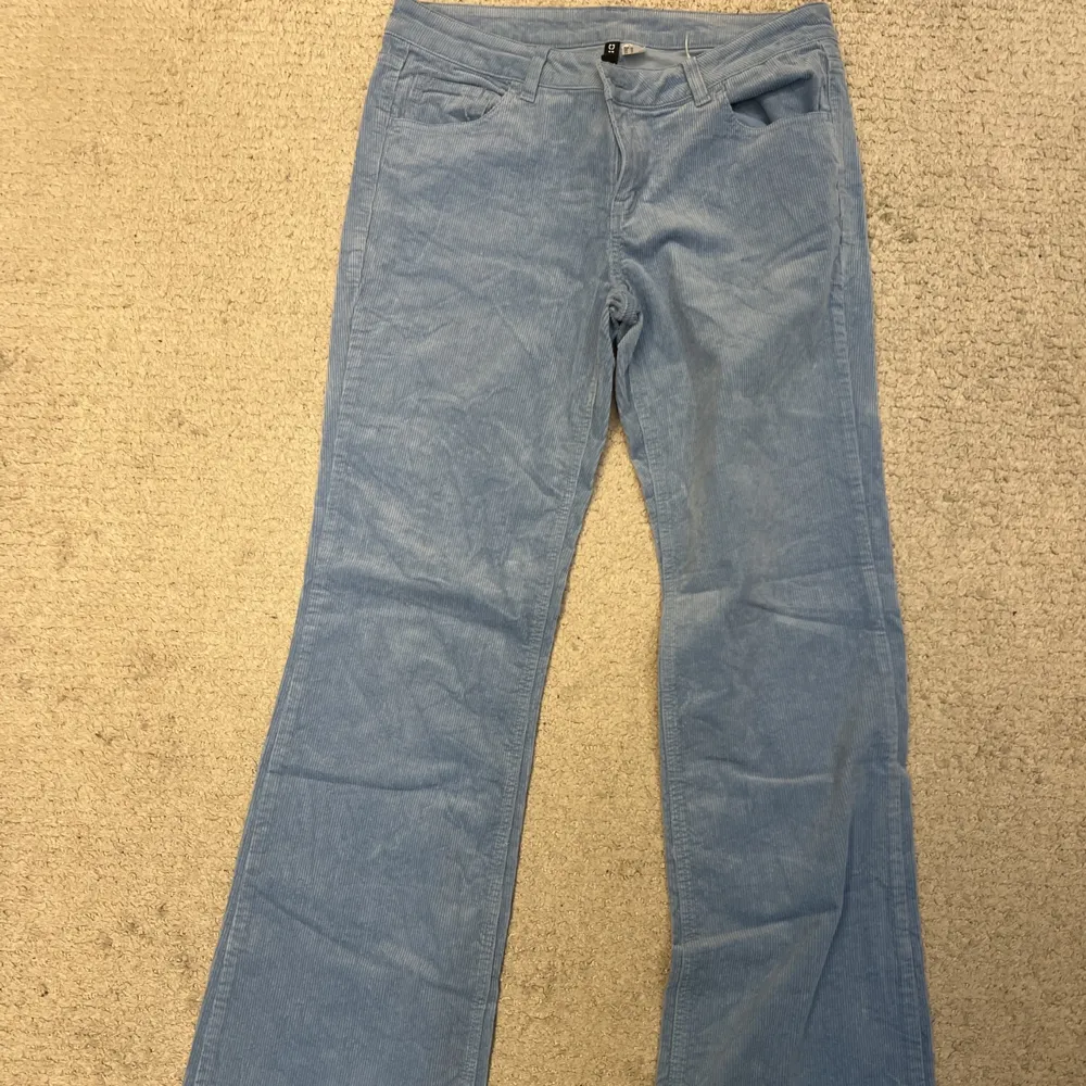 Blåa jeans som är lowrise och sitter bra på kroppen Storlek EUR 42. Jeans & Byxor.