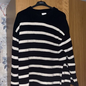 Stickad tröja  - säljer en jättefin stickad tröja från hm i storlek M! Använd någon gång annars bara hängt! Skick 10/10 skriv för fler bilder eller frågor, köpare står för eventuell frakt!