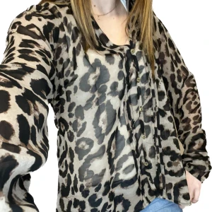 Blus - Leopardmönstrad blus från RoseBud! Jätteskönt material, skick 9/10, 💕använd gärna köp nu funktionen men Swish funkar med💕 tveka inte att ställa frågor 🥰storlek M men funkar för mig som vanligtvis har Xs