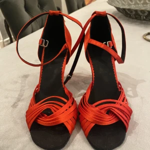 Y2k röda klackskor - Ett par jättesöta röda klackskor med y2k vibe i storlek 37. De lösa snörena kan man knyta som man vill! Säljer då de är för små. I använt skick. Skriv privat för mer info och bilder.