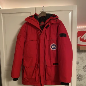 Canada goose jacka röd - Varm och skön vinterjacka  Passar väldigt bra på mig som är 180 lång på 71kg