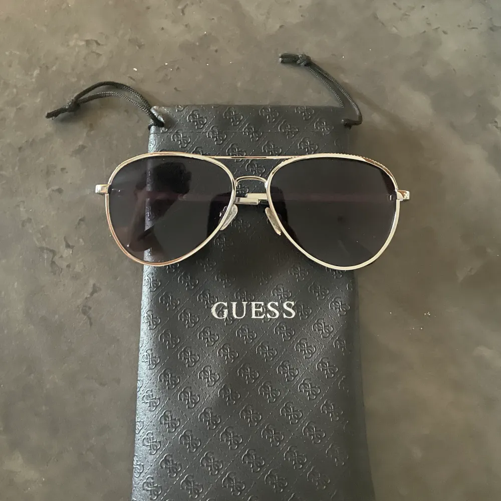 Säljer dessa oanvända guess solglasögon. Glasögonpåsen medföljer även.. Muu.