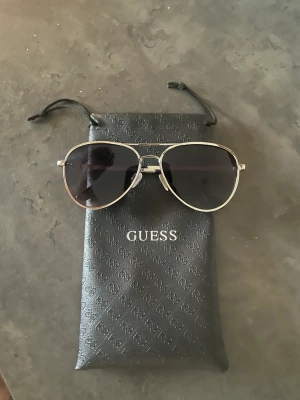 Guess solglasögon  - Säljer dessa oanvända guess solglasögon. Glasögonpåsen medföljer även.