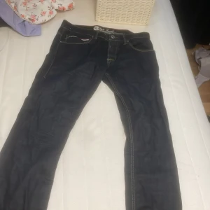 Lågmindjade blend jeans - Har ett par blend jeans i storlek 34 som är för små nu. Köpte för 499/599. Använd några gånger men inte mer. Är i bra skick. Ser ut som lite bootcut.