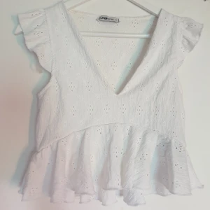 Topp - Vit topp med volanger, väldigt V ringad. Använd 2 gånger, ings märken eller fläckar.