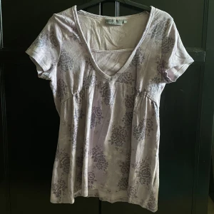 Topp - Vintage ljuslila topp! Storlek L men passar på S-M. Jag (på bilden) är i storlek S