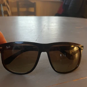 Ray ban boyfreind - Säljer mina Ray ban boyfriend i väldigt bra skick. Dom är använda men igna defekter eller nåt som är sönder. 