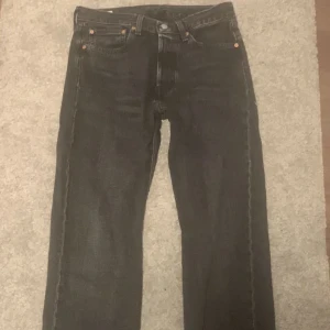 501 Levis jeans - Svarta Levis jeans Nypris:1,200kr Använda typ två gångee