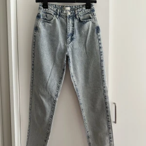 Jeans med hög midja från Gina  - Storlek 34. Knappt använda 