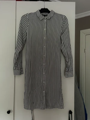 Klänning - Skjortklänning från vero Moda 