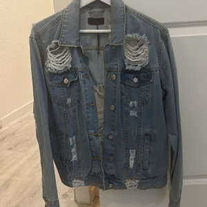 Jeansjacka  - Använd en gång liten smink fläck på kragen går tvätta bort. Jeansjackan är oversize, ungefär M/L kan ha den 