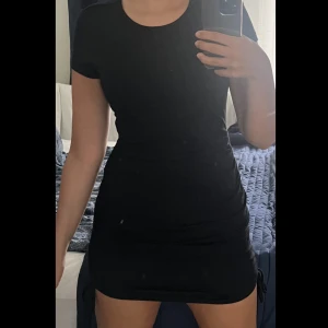 Svart klänning - Svart klänning endast använd en gång, säljs då den ej kommer till användning mer. Gå att förlänga eller förkorta till önskad längd från sidorna. Köpt från shein i storlek M. (Lagt upp bild från Sheins sida i färgen brun då den svarta är slutsåld.)