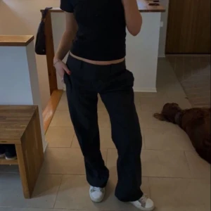 Lågmidjade kostymbyxor  - Lågmidjade kostym byxor i super fint skick! Lånade bilder❤️