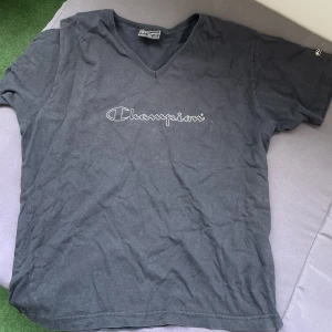 Champion t-shirt - T-shirt från champion i storlek xl (liten i storlek skulle säga att den passar s/m)🦋 hör av er vid minsta intresse eller funderingar 🫶