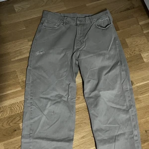 Sweet sktbs Big skate jeans - Säljer mina jeans från märket sweet sktbs. De är använda men fortfarande i bra skick de har två små hål dock därav pris. Orginal pris 700kr. Skriv för eventuella frågor.