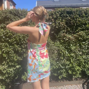 Zara halterneck minidress - Minidress med halterneck knyte från Zara💖Storlek M men passar bättre på S iom tajt under bysten. Dragkedja på sidan och superfina sommarfärger! 🌼 Modell på bilden bär vanligtvis S. Endast använd fåtal gånger!