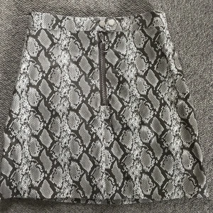 Kjol - Ormskinns kjol med silver knappar och dragkedja som ger snygga detaljer. Säljer denna nu för den aldrig riktigt kommit till användning 