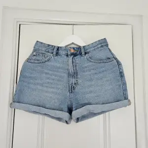 Supersnygga shorts från pull&bear som köptes förra sommaren men som endast kommit till användning någon enstaka gång, bra skick