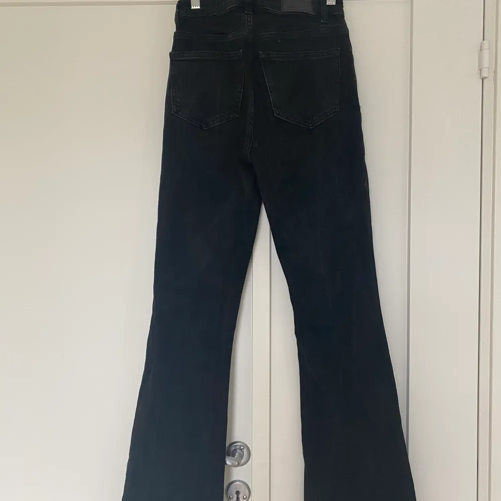 Svarta jeans sparsamt använda. Skinny, boot cut, medelhög midja. Storlek 23. Jeans & Byxor.