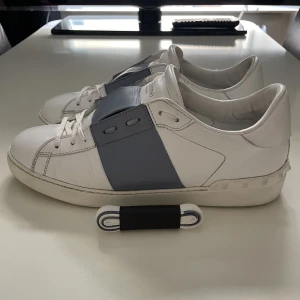Valentino 44 - Tja! Jag säljer nu mina Valentino open sneaker eftersom att de är för små. Storleken är 44. skicket är kanske 8/10. Har tyvärr bara dustbag och extra skosnören. Är även intresserad av byten. Hör av er vid frågor eller för fler bilder!