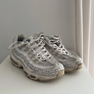 Nike Air Max 95, JDI / just do it - Nike air Max 95 Just do it / JDI  ganska slitna. Jag har lagat hälen en gång och sulorna behöver lite kärlek 🫶🏼  Storlek 41 / US8   Pris kan diskuteras 
