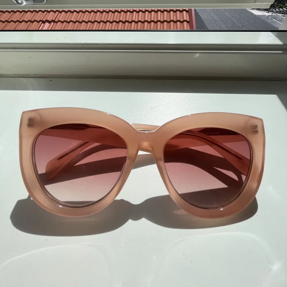 Säljer dessa skitsnygga solglasögon från Chimi x Gina tricot! 💞köpta för 500kr. Accessoarer.