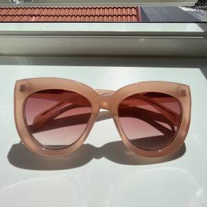 Säljer dessa skitsnygga solglasögon från Chimi x Gina tricot! 💞köpta för 500kr