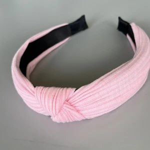 Diadem  - Diadem i tyg. Rosa. Som nytt. Frakt betalas av köparen 