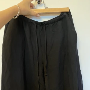 Lågmidjade linnebyxor  - Lågmidjade svarta linnebyxor som är nåra cm korta för mig (är 170). Skriv privat för måtten 🩷 De är felfria och köpta för ca 2 månader sedan 