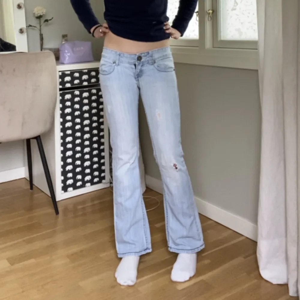 As snygga lågmidjade jeans med hål❤️ Bra skick!💗💗. Jeans & Byxor.