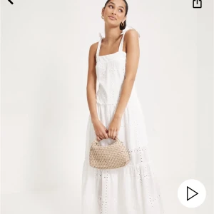 Vit Parisian klänning  - Strl 36, endast provad. Köpt från Nelly, Ord pris 500 kr Säljer för 250 exkl frakt! 