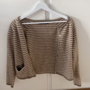 Randig kofta - Detta är en jätte snygg randig kofta.hade den mycket förut men nu är den för liten tyvärr ❤️hör av dig om du vill köpa/intresserad 