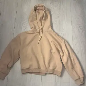Beige hoodie som inte kommer till användning