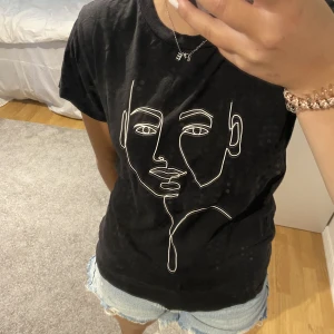 T-shirt - Säljer denna t-shirt med ett jättefint tryck på🩷🩷